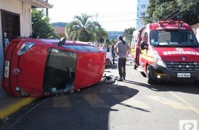 Veículo atinge mercado e tomba após colisão em Herval d´Oeste