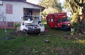 Carro invade pátio de residência após condutora sair da pista