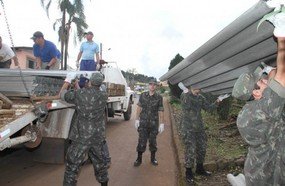 Prefeitura entrega telhas no Jardim das Hortências