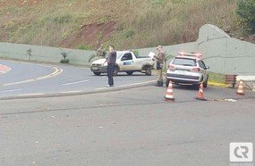 Veículo sem freio causa acidente no Acesso Adolfo Ziguelli