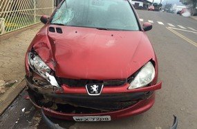Bateu em carro após fugir da polícia embriagado