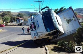 Caminhão tomba sobre carro no centro de Água Doce