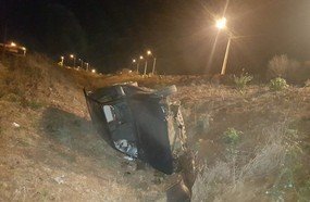 Casal fica ferido após veículo capotar e cair em vala na SC-135