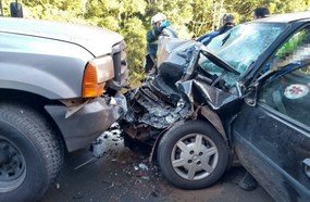 Colisão frontal entre carro e caminhonete deixa dois feridos em Luzerna