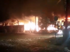 Incêndio destrói caminhões de transportadora em Fraiburgo