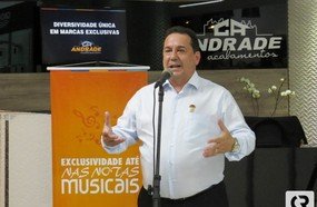 Andrade comemora 45 anos inaugurando loja de acabamentos