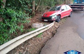 Veículo de Joaçaba sai da pista em Lacerdópolis