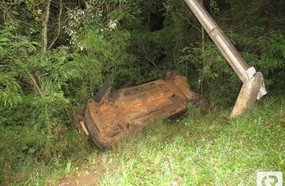 Veículo com quatro jovens capota e cai em barranco na BR-282