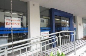 Homem se exalta e xinga grevistas da Caixa Econômica de Joaçaba
