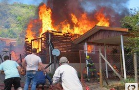 Incêndio destrói residência na Estação Luzerna