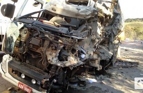 Motorista morre após colisão frontal entre caminhão e carreta na BR-153