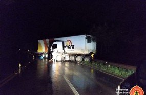 Carreta faz “L” na pista após colidir em defensa da BR-153