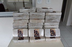 PRF apreende 33 quilos de crack escondidos em carro na BR-282