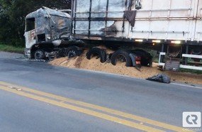 Carreta carregada com soja é consumida por incêndio na BR-282