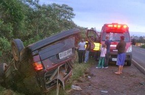 Uma pessoa fica ferida em capotamento na BR-282