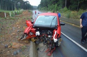Mulher fica gravemente ferida ao ser atingida por motor lançado de veículo
