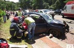 Colisão deixa duas pessoas feridas no Acesso Adolfo Ziguelli