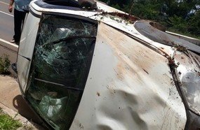 Veículo com placas de Herval d´Oeste capota na SC-355