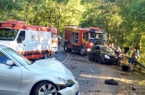 Colisão entre veículos deixa motorista preso às ferragens em Luzerna