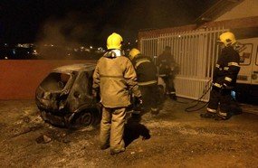 Veículo pega fogo no bairro São Jorge, em Herval d´Oeste