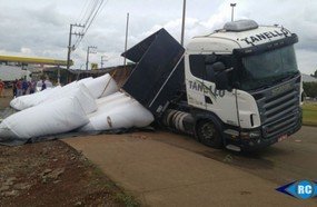 Carreta de Joaçaba tomba ao contornar rotatória em Capinzal