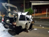 Carro fica destruído após colisão contra poste na Caetano Branco