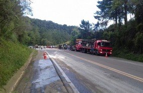 Populares saquearam leite de carreta tombada em Catanduvas