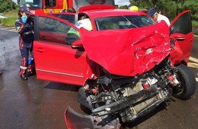 Colisão entre veículos deixa duas pessoas feridas na BR-470
