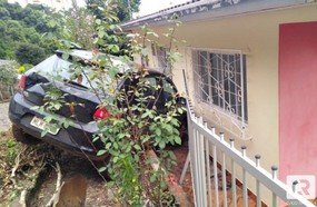 Veículo desgovernado atinge residência em Herval d´Oeste