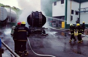 Carreta de combustível pega fogo em Treze Tílias
