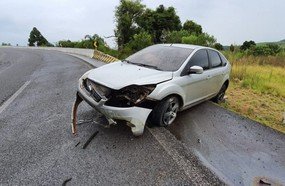Saída de pista deixa mulher e bebê feridos na BR-282