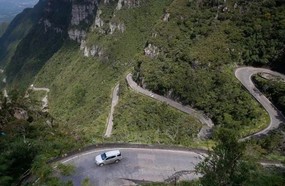 Mulher se joga de carro em movimento na Serra do Rio do Rastro