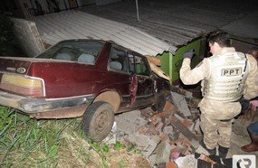 Veículo despenca sobre residência na Rodovia do Ovo