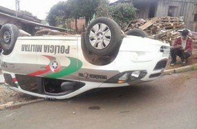 Viatura da PM capota durante ocorrência em Fraiburgo