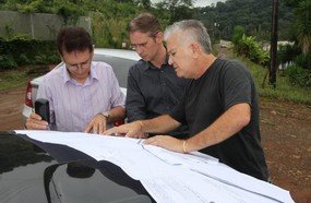 Prefeitura entrega projeto para pavimentação da Rua Adair da Espada
