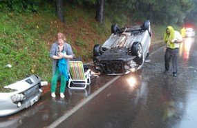 Veículo argentino capota na BR-282, em Vargem Bonita