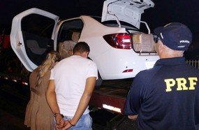Casal é preso com carro roubado e camarão contrabandeado na BR-282