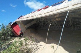 Motorista sofre ferimentos ao tombar carreta em Campos Novos