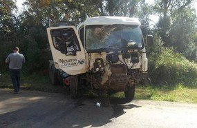 Caminhão carregado com concreto capota em Água Doce