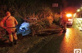 Veículo sai da pista após aquaplanar na Caetano Branco