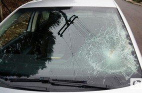 Veículo tem para-brisa quebrado por pedrada na Rodovia do Ovo