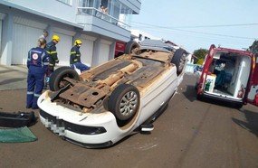 Carro capota após colisão em cruzamento de Campos Novos