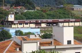 Menor é aprendido após tentar furtar armas na sede da PM
