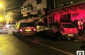 Motorista embriagado bate em veículos estacionados em Herval