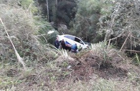 Veículo fica pendurado em árvores após colidir contra carreta