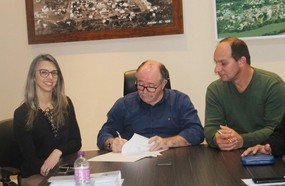 Prefeito assina ordens de serviço para pavimentar mais duas ruas