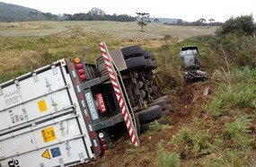 Motorista sai andando após tombar carreta e morre em seguida