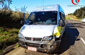 Van Escolar se envolve em acidente na BR-282