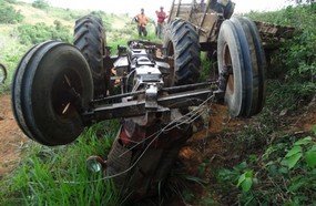 Agricultor fica ferido após tombar trator