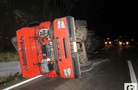 Carreta carregada de frios tomba na BR-282, em Herval d´Oeste